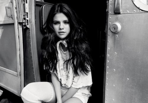 Black and White Selena Gomez HD Wallpaper
