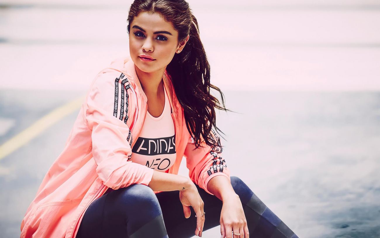 Selena Gomez Famous Model Desktop Wallpaper
