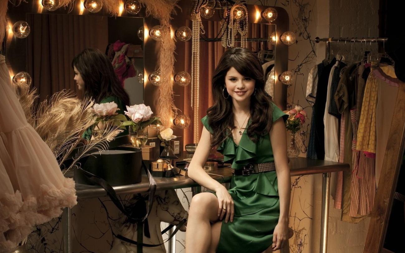 Widescreen Selena Gomez HD Wallpaper